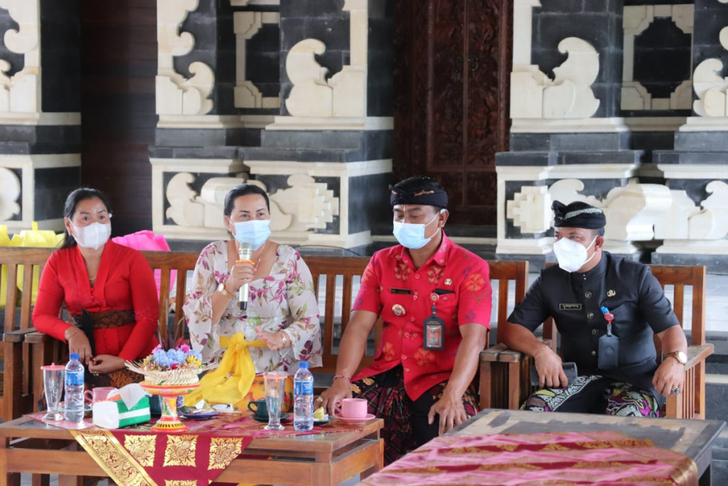 Ny. Seniasih Giri Prasra Beri Bantuan Sembako kepada Lansia dan Balita di Sulangai